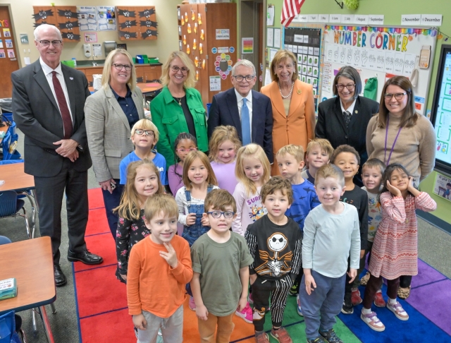 Antonio, DeWine Visit Local Lakewood Elementary School